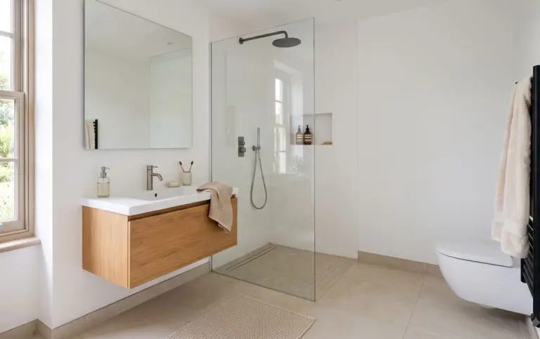 Salle de bain repeinte avec une peinture anti humidité