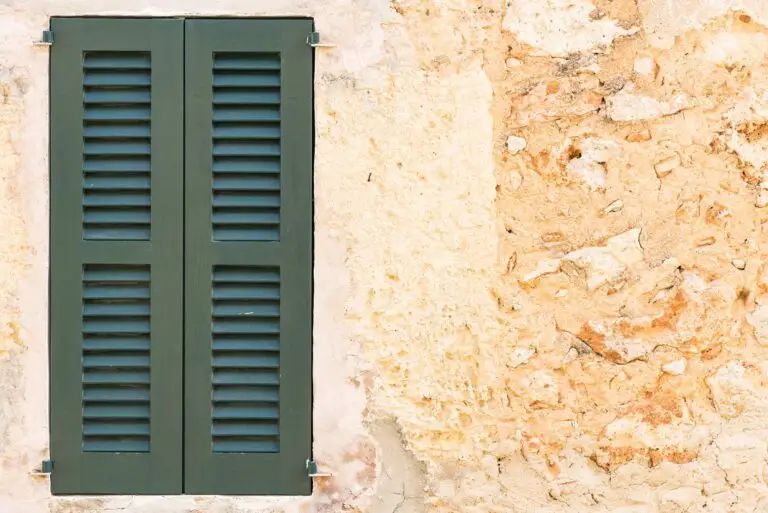 Rénover une façade dans le Var : diagnostic, produits et ordre des travaux